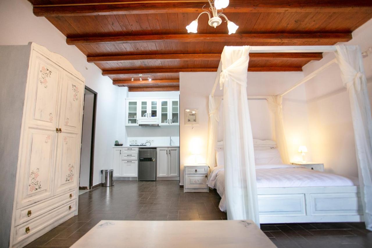 Traditional Apartments Plagiaki Неон-Оитилон Экстерьер фото