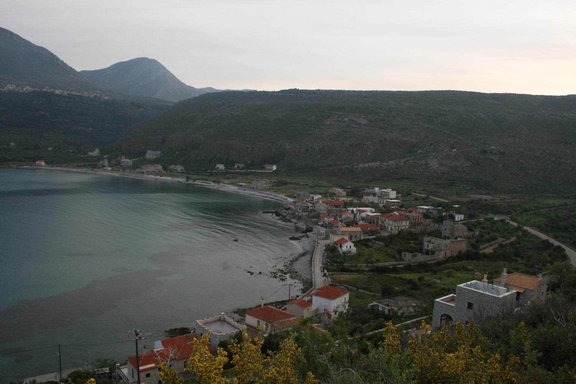 Traditional Apartments Plagiaki Неон-Оитилон Экстерьер фото